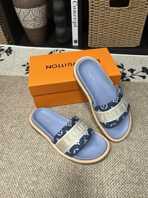 P320💰[New model] Long-term availability, 2025 new model, couple model [LOUlS VUlTTON] comes with drawer box, bag, card, invoice "Louis Vuitton ~ unique modern sandals. 》LV counter purchasing 🏃Men's and women's casual slippers, sold at the same time at the counter, the original old flower material upper is soft and comfortable, (refuses to discolor and rub the feet) sole: original factory special combination original sole, code number: 35--46 4 multiple colors 🉑️ to choose from